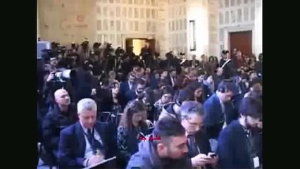 ‫ايطالية تضرب وجه كيري بالحذاء قائلة أنتم من صنع داعش!‬‎