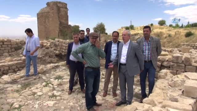 AK Parti Mardin Milletvekili Miroğlu, Mardin Kalesi'nde İncelemelerde Bulundu