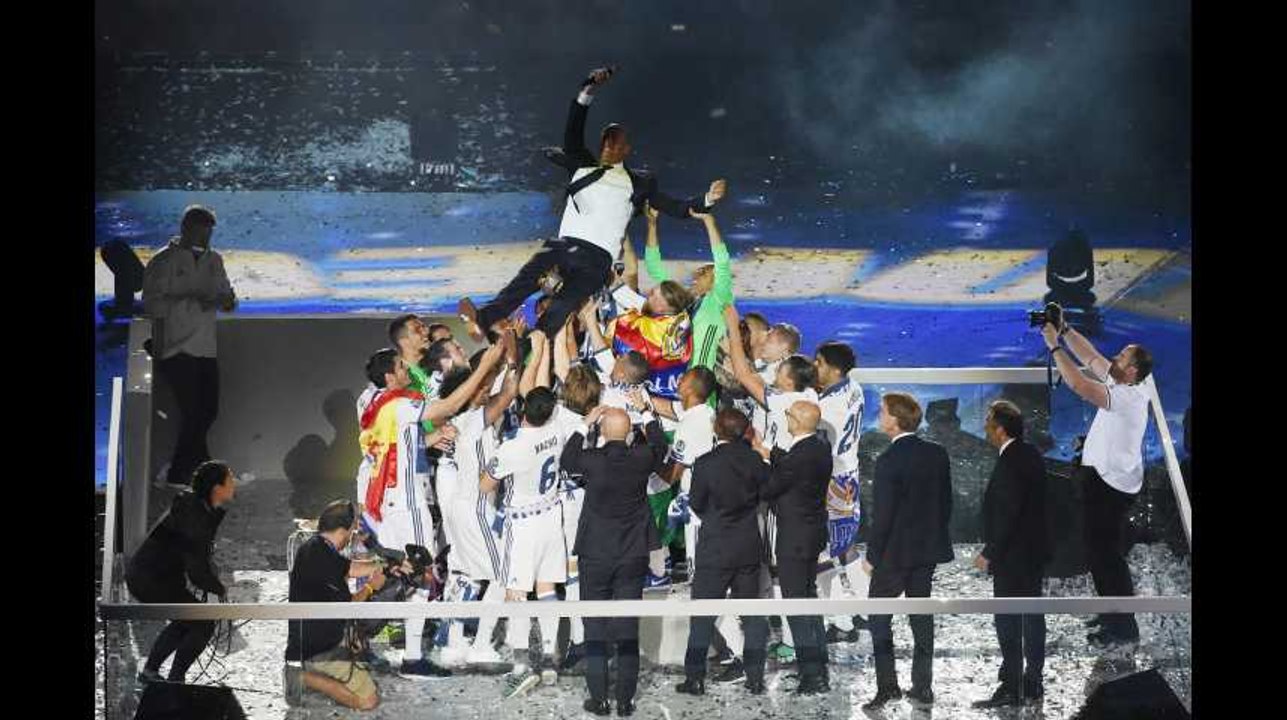 Zinedine Zidane acclamé et porté en triomphe par les joueurs du Real Madrid (Vidéo)