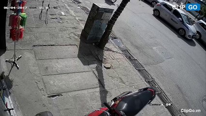 Người đàn ông trộm loa di động trước cửa hàng cực nhanh