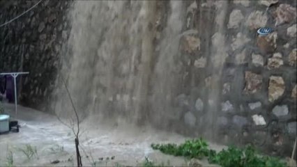 Hız Kesici Kasis'de Biriken Yağmur Bir Evin Sular Altında Kalmasına Neden Oldu