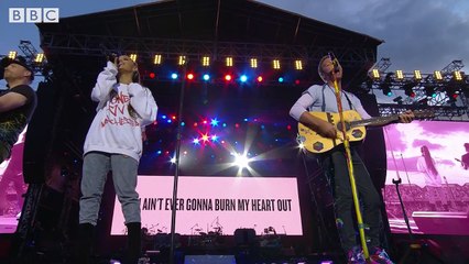 Chris Martin and Ariana Grande - Don't Look Back In Anger