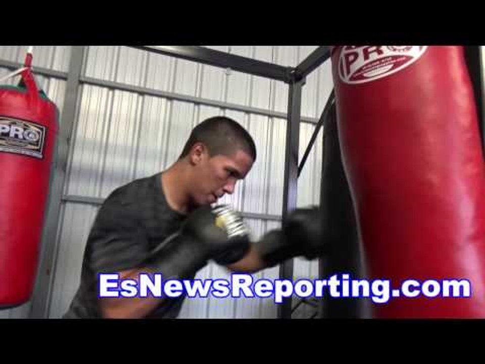 Boxing Star Saul Rodriguez mr solo boxeo working the heavy bag - EsNews