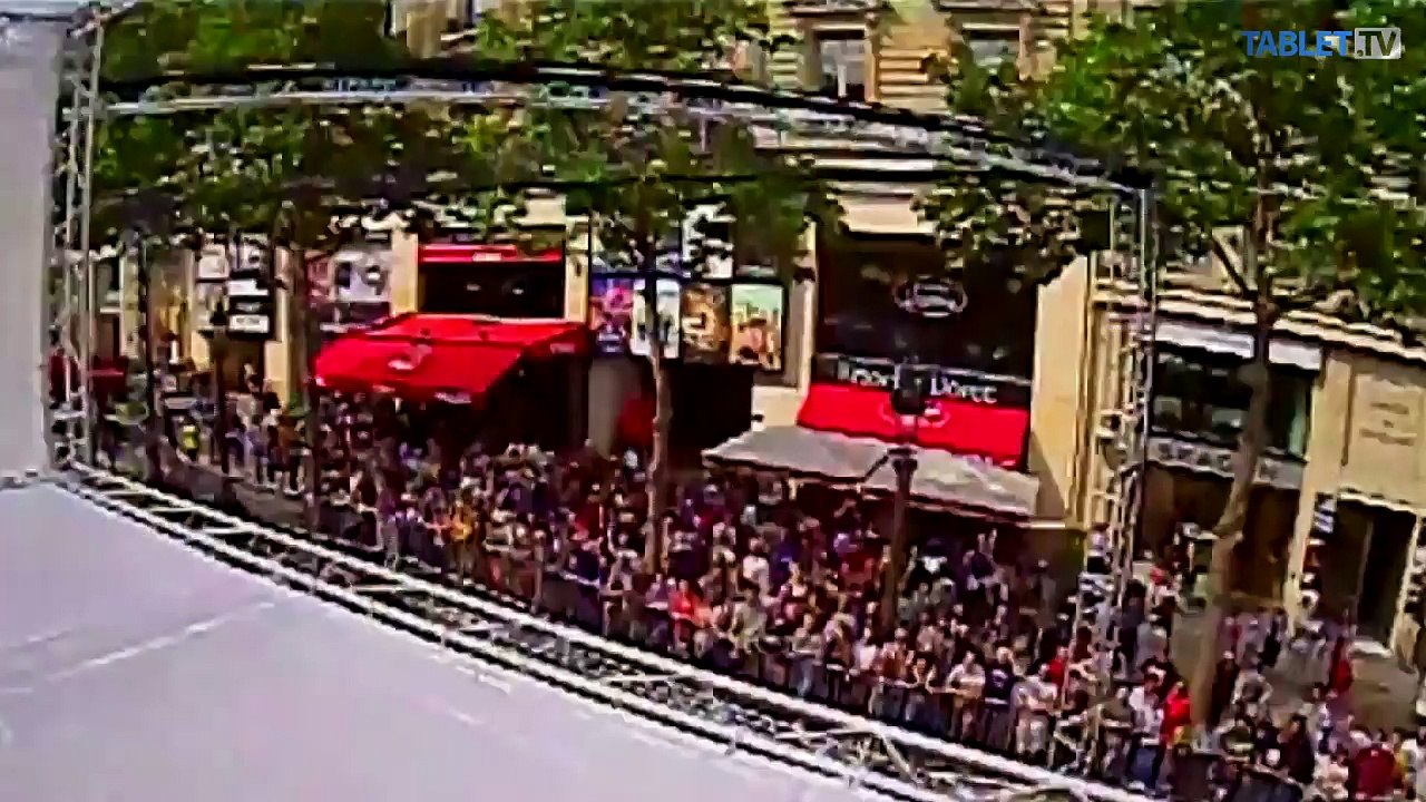 Drony pretekali na najslávnejšom parížskom bulvári