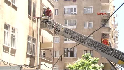 Diyarbakır Yıkılma Tehlikesi Olduğu Için Mühürlenen Binadaki Evini Ateşe Verdi