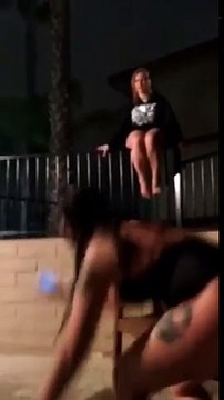 La fille bourrée qui tombe en arrière dans le jacuzzi