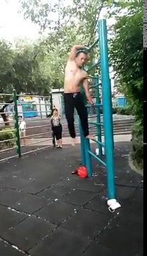 Ce gars s'amuse à faire le drapeau humain... Abdos en acier