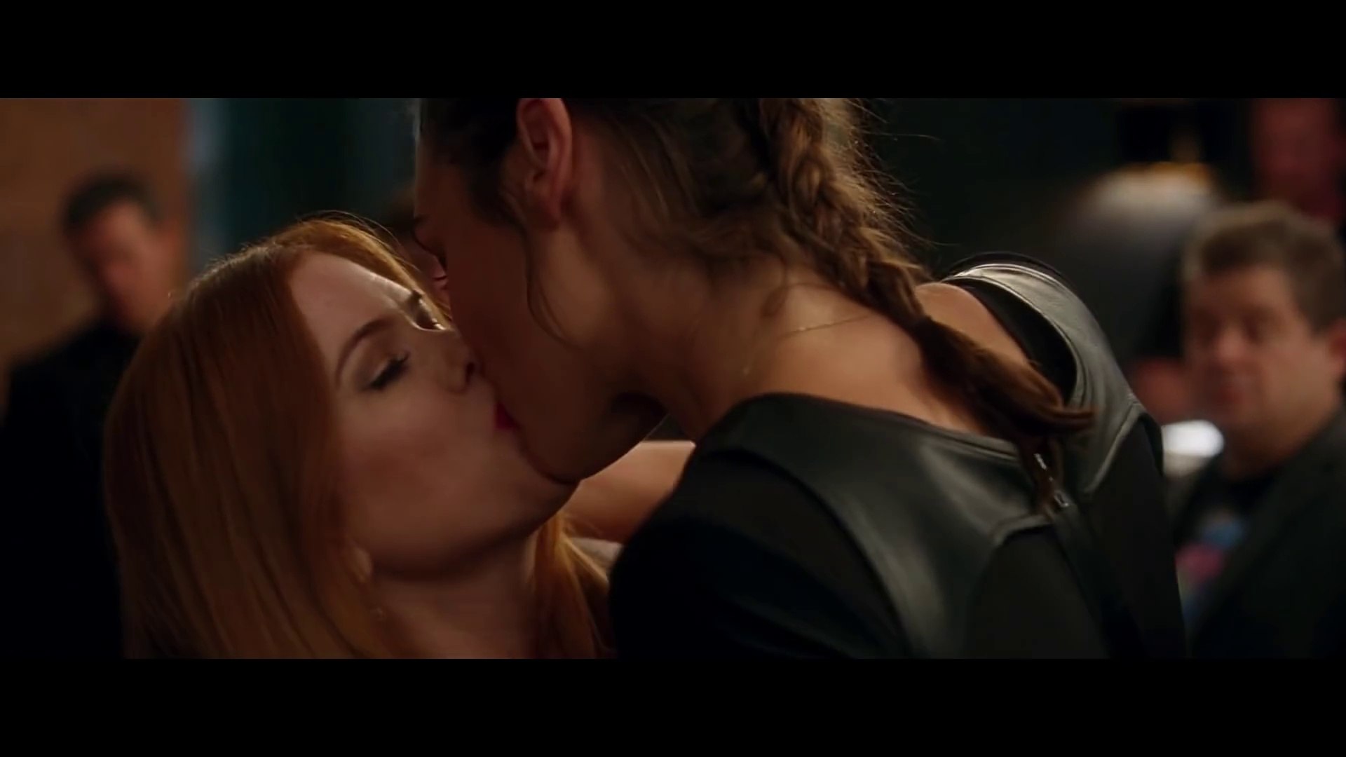 Isla Fisher and Gal Gadot kiss