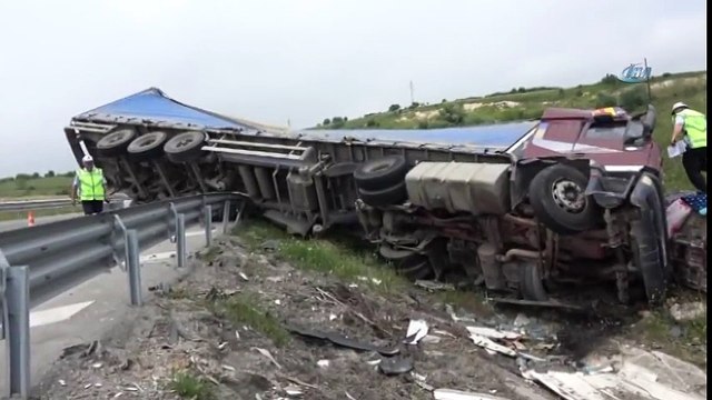 Tır Devrildi, Onlarca Çamaşır Makinesi Bu Hale Geldi