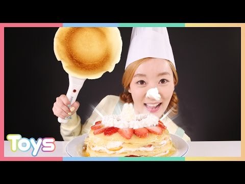 크레페 메이커 장난감으로 엘리의 과일 케이크 만들기 놀이 CarrieAndToys
