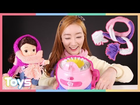뜨개질 놀이 장난감으로 엘리의 알록달록 따뜻한 목도리 만들기 놀이 CarrieAndToys