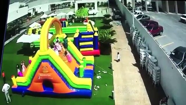 Le vent emporte ce château gonflable avec des enfants à l'intérieur, ce qu'il se passe après est pire!