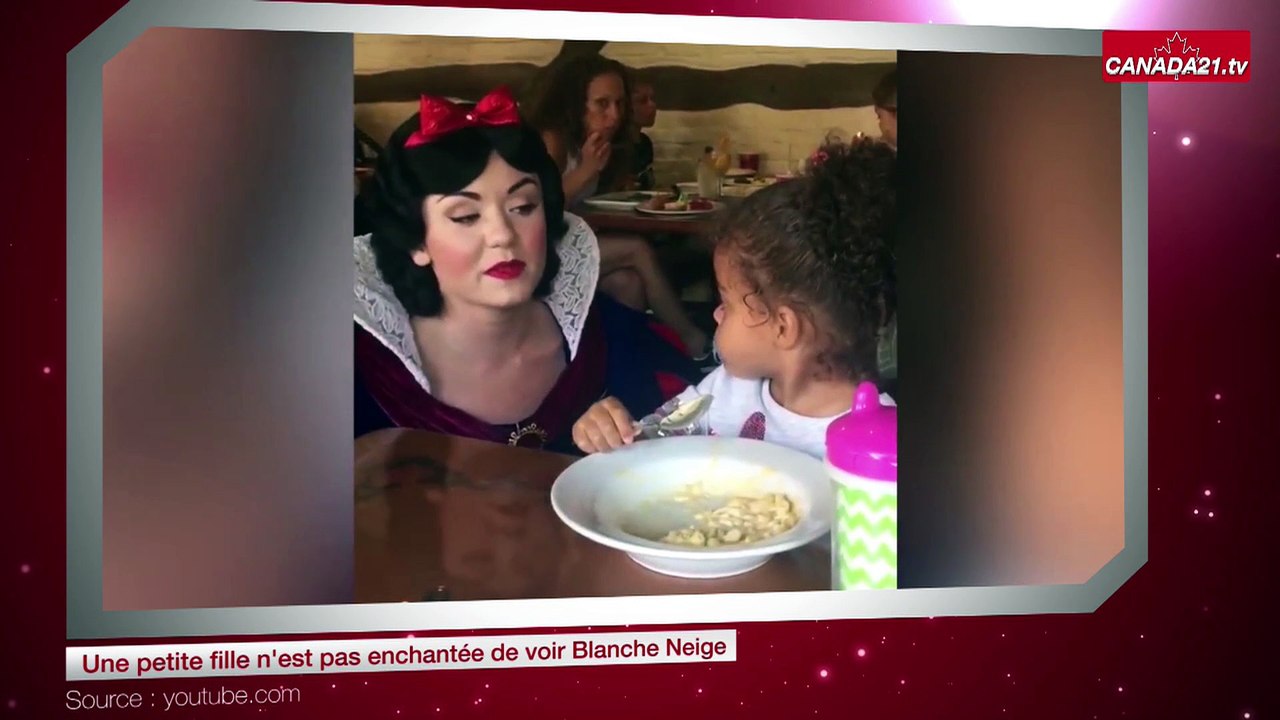 Une petite fille n'est pas enchantée de voir Blanche Neige