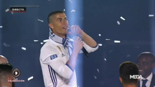 CR7 canta 'Cristiano Bola de Ouro' com torcida do Real. Veja!
