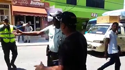 Mira la pecosa que le da Un tipo un Amet en medio de la calle