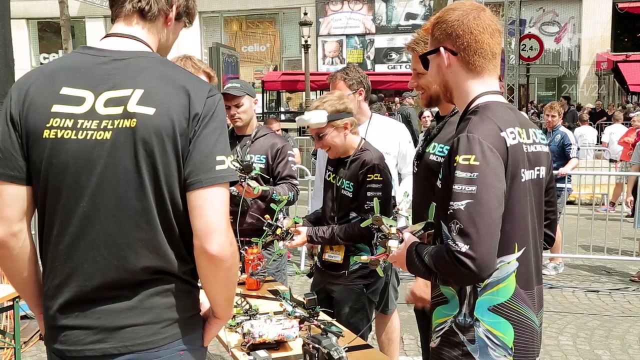 Paris Drone Festival : remontez les Champs-Elysées en caméra embarquée