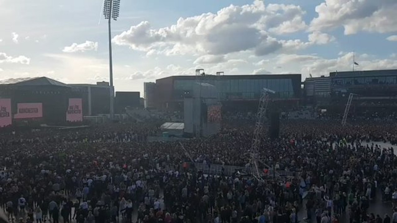 Crowd Roars After Minute of Silence to Start #OneLoveManchester Benefit
