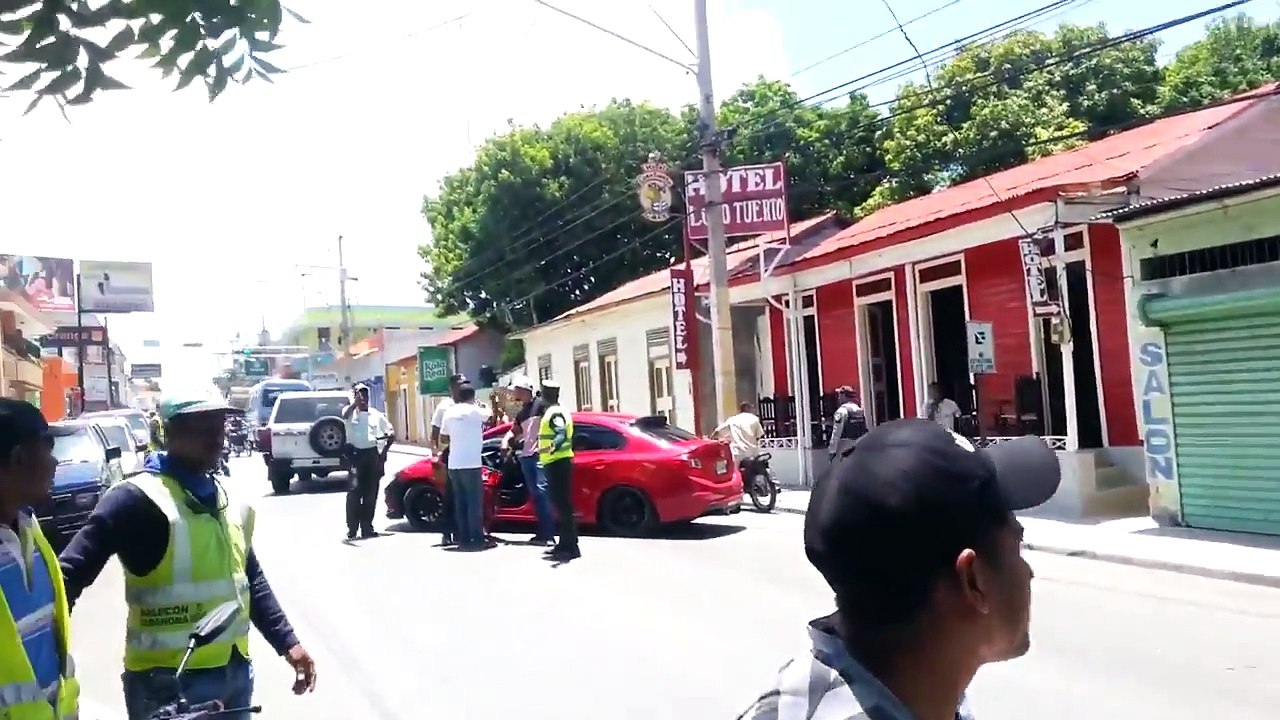 Un conductor y un agente de AMET se van a los puños en plena calle elnuevodiariord