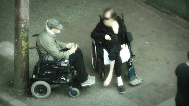 Policier en couverture en tant qu'handicapé dans un fauteuil..