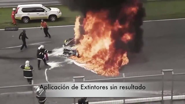 Rien n'arrête l'incendie de cette voiture de course en plein grand prix !