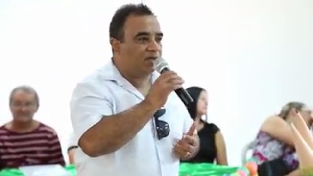Prefeito Marcos Eron entrega livros a estudantes de Monte Horebe