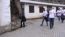 Kosovalı Türk Bakan, Dünya Çevre Günü'nde Sokakları Kendi Elleriyle Temizledi