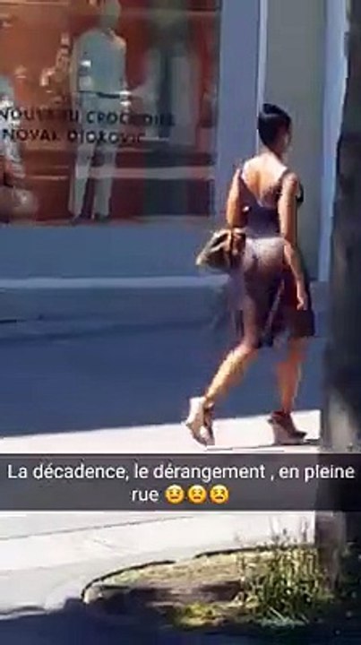 Cette meuf porte une jupe transparente en pleine ville... Mdrrr