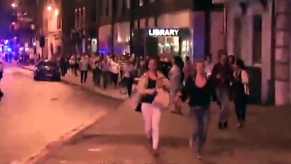 Un homme qui marche tranquillement au moment où tout le monde paniquait