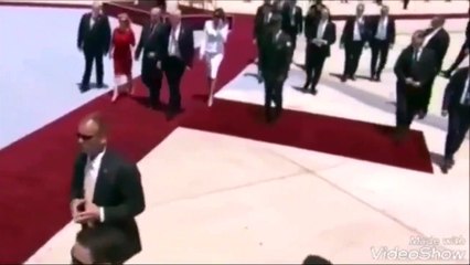 Insolite : Mélanie Trump refuse la main de son mari