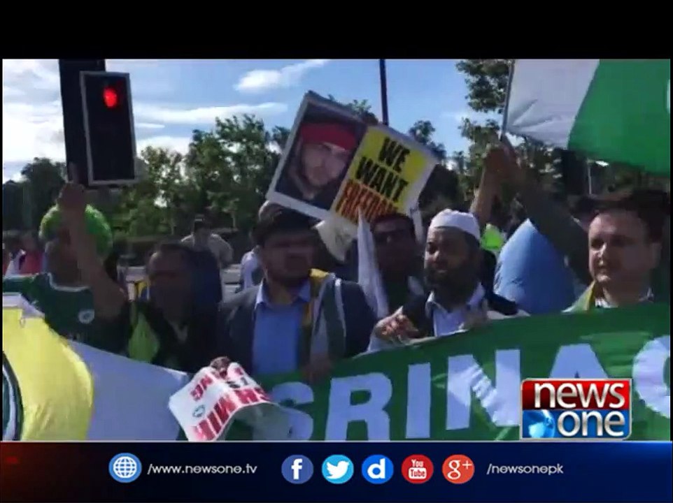 PAKvIND_ Aggressive slogans of Kashmiris outside the Birmingham Stadium Kashmir Banay Ga Pakistan