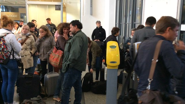 Les trains bloqués, les voyageurs patientent