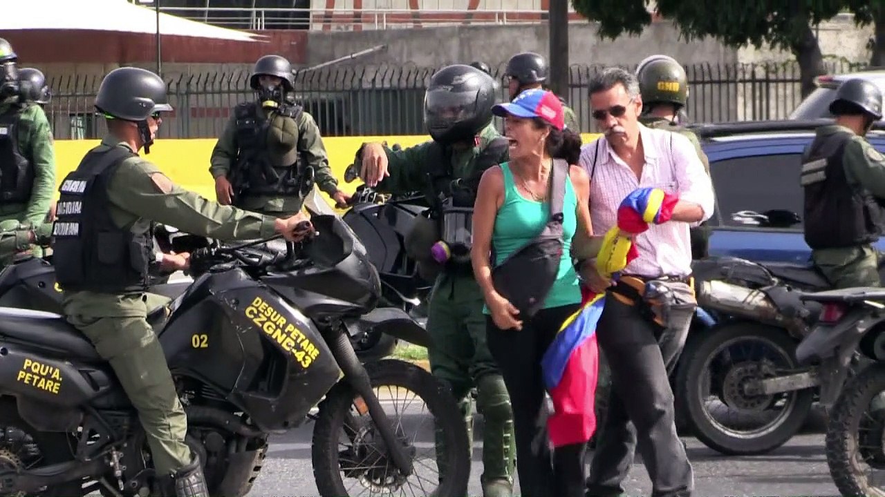 Militares venezolanos impiden con gases plantón de opositores