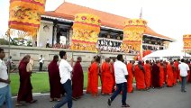 Des moines sri-lankais honorent les 213 victimes de la mousson