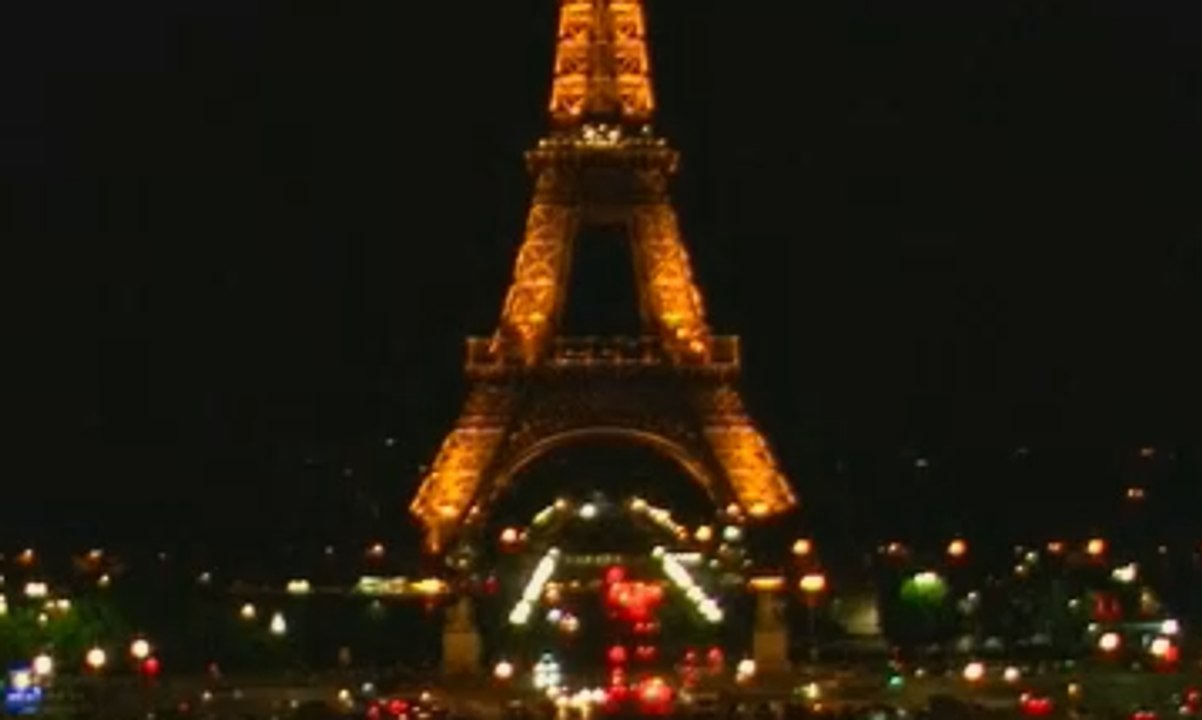 Menara Eiffel Padam Kenang Korban di Inggris