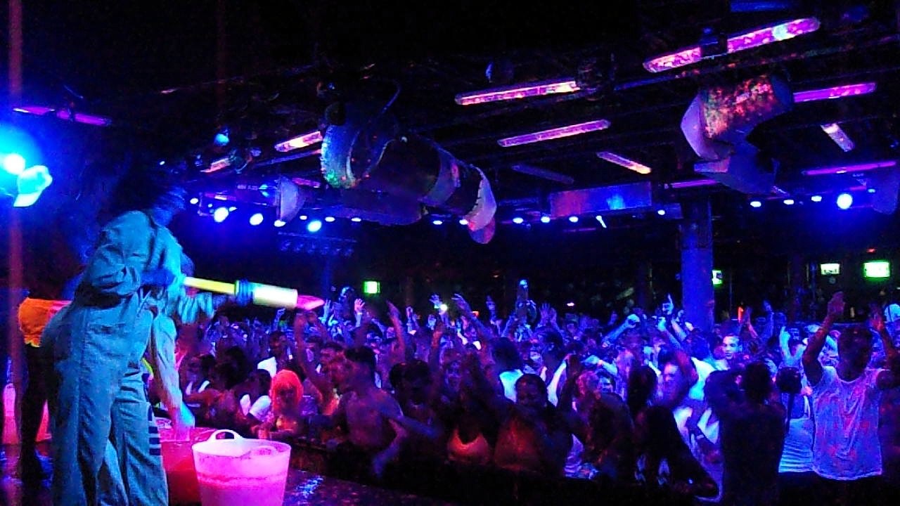 BCM Paint Party Magaluf réserver l'Hôtel sous cette vidéo BonTuyau.com