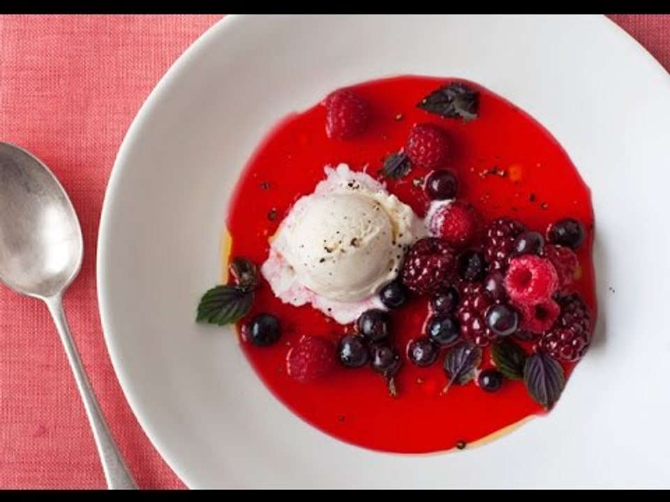Gazpacho de berries con albahaca