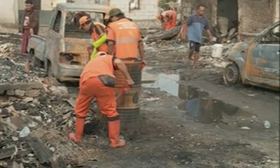 Pasca-kebakaran Warga Koja Bersihkan Puing-Puing