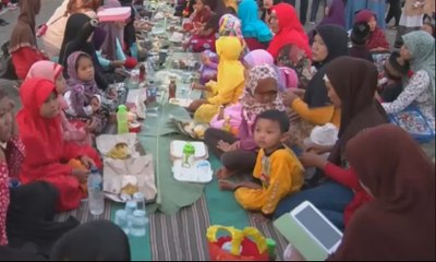Tradisi Buka Puasa di Hamparan Daun Pisang Ada di Ponorogo