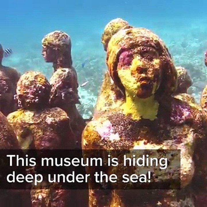 statues under Sea