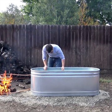 Il fabrique un bain chauffé au feu de bois!