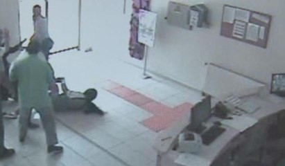Doktora makasla saldırıp, yerde sürüklediler... Dehşet anı kamerada