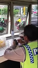 GEMPAR...!!! BEREDAR VIDEO KEL4KU4N P0L!S! MENIL4NG RAKYAT TANP4 KESALAHAN