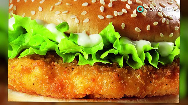 McDonald’s fight: video shows hangry woman climb counter and attack staff over McChicken - TomoNews