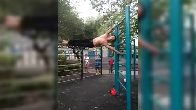 Un homme fait la figure du drapeau humain dans un parc à Hong Kong