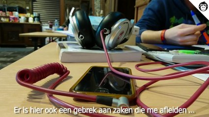 Je kan er meteen een kaarsje branden: deze studenten blokken in alle rust in een kerk