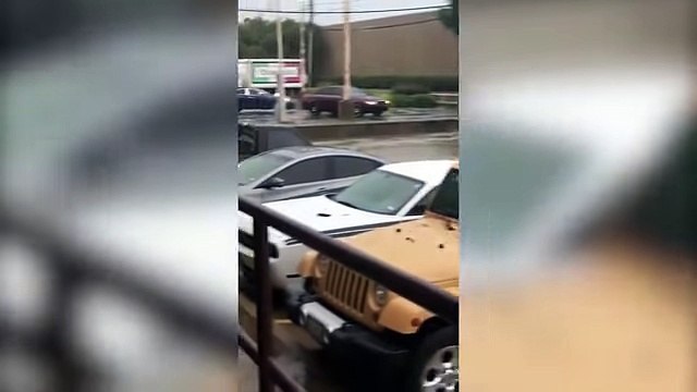 Une voiture en feu lors d'inondations, un tractopelle vient aider les pompiers