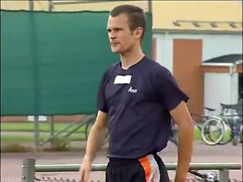 Un coureur s'entraine à franchir de très hautes haies