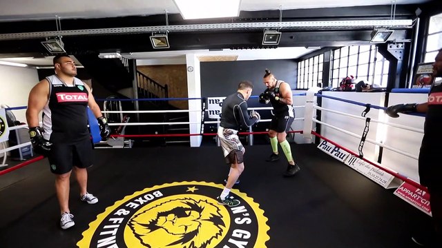 Boxe & rugby à Pau : entraînement de boxe pour les joueurs de la Section Paloise avec Karim Aliliche