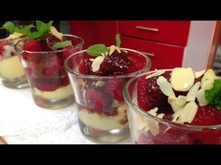 Sundae de frambuesas con salsa de chocolate