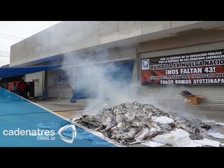 CNTE quema papelería en sede del PRI en Oaxaca